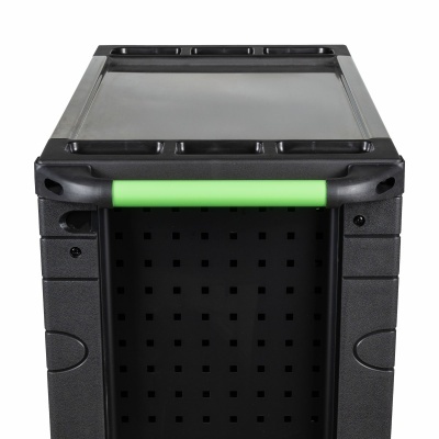 Carrinho de transporte preto com alça verde e superfícies lisas e perfuradas