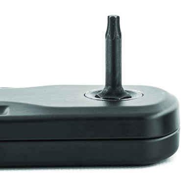 Chave de fendas elétrica preta com ponta Torx sobre fundo branco