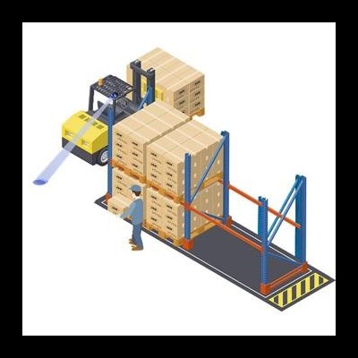 Empilhador a transportar paletes com caixas de cartão castanho em armazém com prateleiras azuis