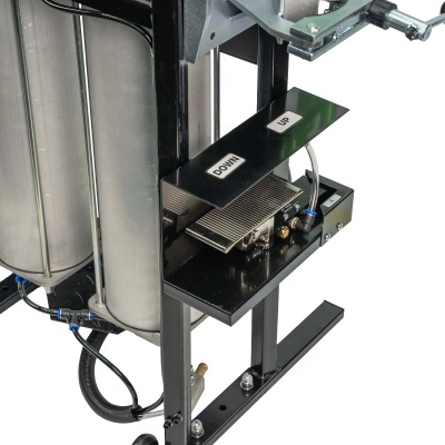 Detalhe de máquina com pedal metálico e cilindros de aço inox