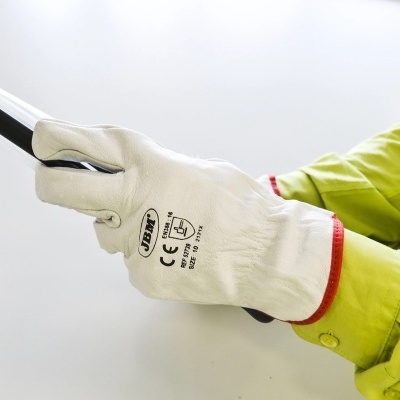 Luvas de proteção branca Jbay com punho vermelho, segurando barra preta e branca