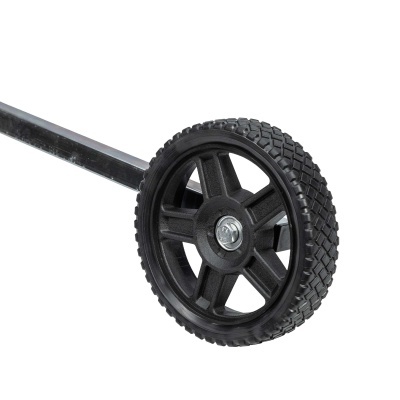 Roda preta de carrinho com pneu antiderrapante montada num eixo metálico