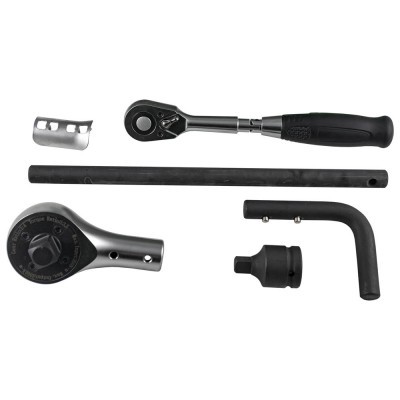 Kit de ferramentas com manivela, barra de extensão e adaptadores em fundo branco