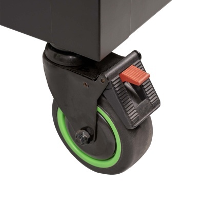 Roda preta com aro verde e trava laranja em carrinho cinza