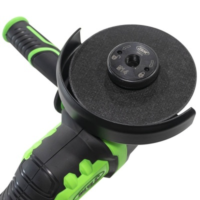 Aparelho angulado elétrico com disco de corte e empunhadura preta e verde