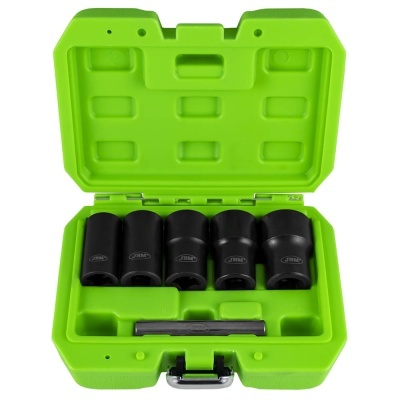 Conjunto de soquetes pretos em estojo verde aberto