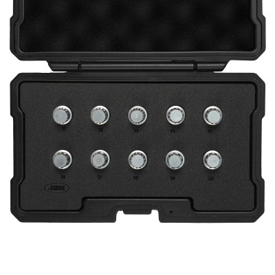 Conjunto de adaptadores metálicos numerados em caixa preta