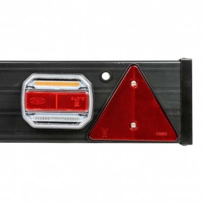 Painel traseiro preto com luzes e reflector vermelho triangular