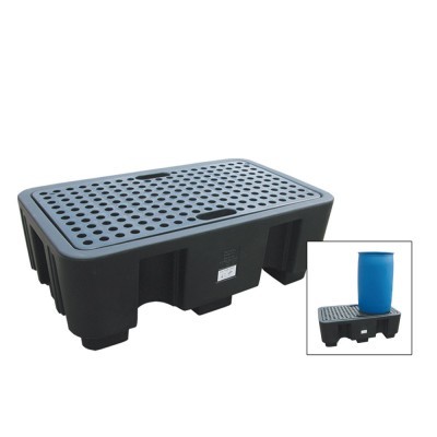 Palete de contenção preta com superfície perfurada e barril azul em cima