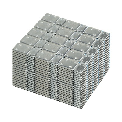 Ímanes quadrados prateados com números 10 e 2.5 empilhados