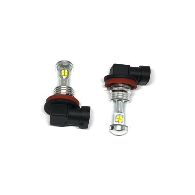 Duas lâmpadas LED para automóvel com base metálica prateada e suporte preto em fundo branco