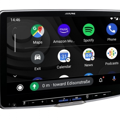 Aparelho de navegação Alpine com ecrã tátil e várias aplicações visíveis.