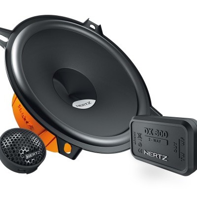 Conjunto de colunas de áudio Hertz com colunas preto e laranja, tweeter preto e componente retangular com texto DX 300 2-WAY HERTZ