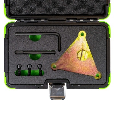 Estojo preto com ferramentas e peça metálica triangular