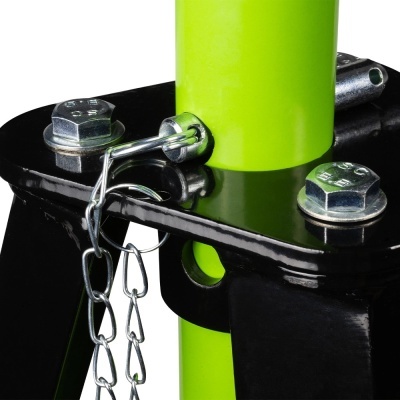 Peça metálica preta com parafusos, pino de segurança e tubo verde-limão