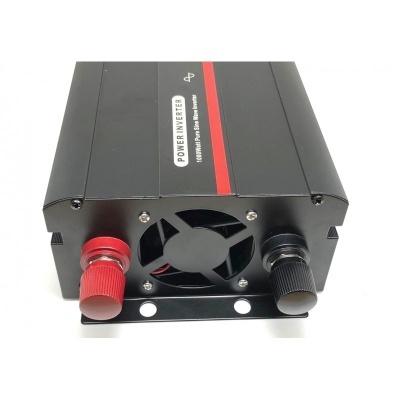 Inversor de potência preto com ventoinha e terminais vermelho e preto