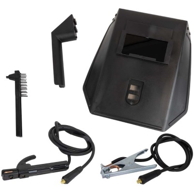 Conjunto de soldadura com máscara, escova, suporte e pinça com cabos.