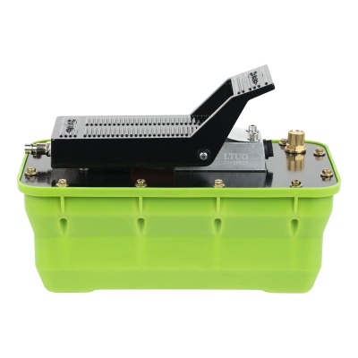 Pedal hidráulico verde e preto com botões metálicos