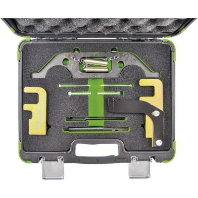 Conjunto de ferramentas metálicas em caixa preta com espuma verde e preta