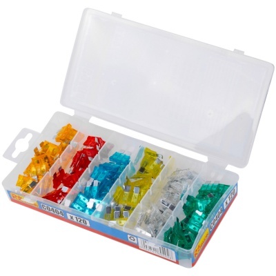 Caixa com fusíveis automóveis coloridos organizados por compartimentos