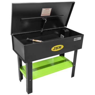 Grelhador metálico preto com tampa aberta, suporte verde e pincel com cabo de madeira.