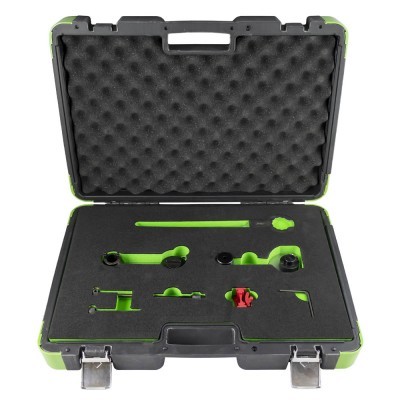 Estojo preto e verde aberto com ferramentas e peças inseridas em espuma preta recortada