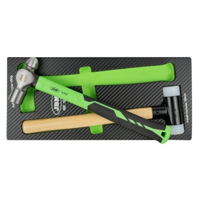 Conjunto de três martelos com cabos verdes e pretos e madeira em base preta com padrão xadrez.