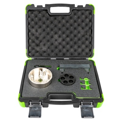 Conjunto de ferramentas em mala preta e verde com peças metálicas e plásticas