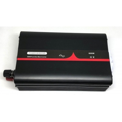 Inversor de potência preto com detalhes em vermelho e branco e texto 600W