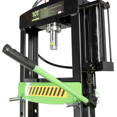 Prensa hidráulica preta e verde com alavanca e etiqueta 10T