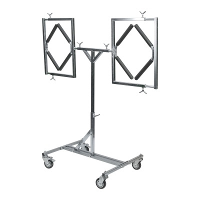 Suporte metálico com rodas e molduras com apoios de espuma preta