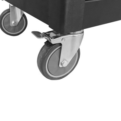 Rodas de carrinho industrial preto com rodas de borracha cinza e estrutura metálica prateada