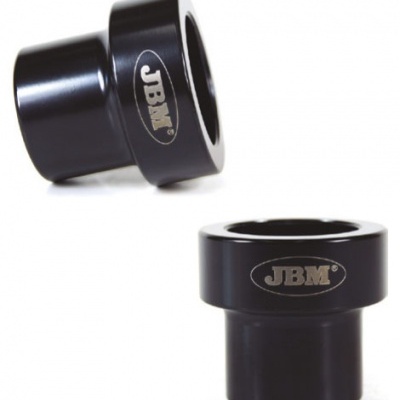 Dois adaptadores pretos com logótipo JBM