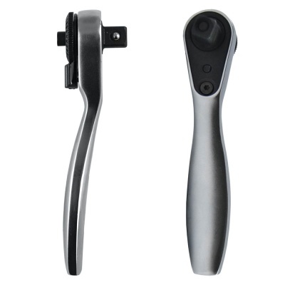 Chaves de catraca cinza com detalhes pretos em fundo branco