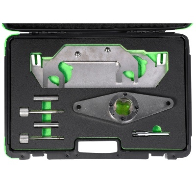 Conjunto de ferramentas metálicas em caixa preta com interior verde