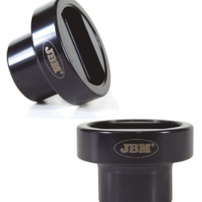 Adaptador preto brilhante com logo JBM em fundo branco