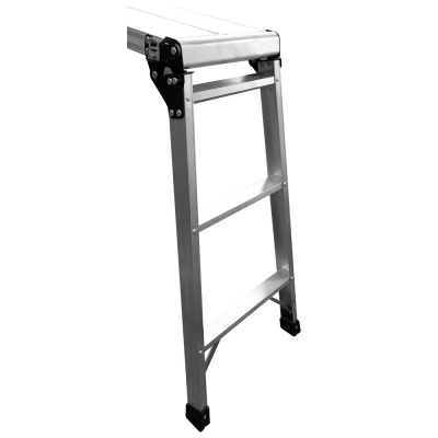 Escada de metal prateado com dois degraus e detalhes pretos