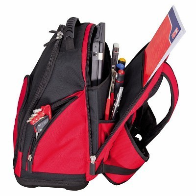 mochila vermelha e preta aberta com ferramentas e documentos