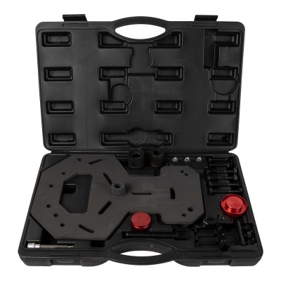 Conjunto de ferramentas preto com peças vermelhas numa caixa de plástico preto