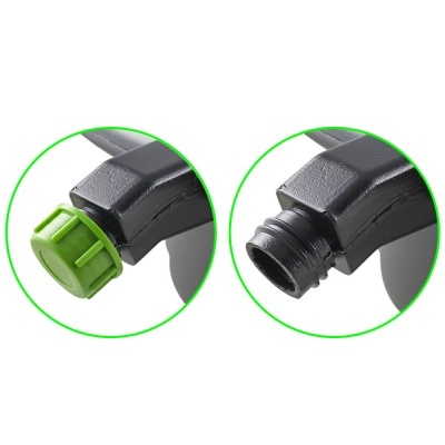 Peça de plástico preta com tampa verde destacada e rosca visível