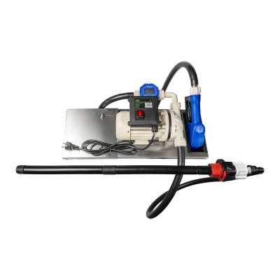 Bomba elétrica portátil com mangueira preta e pega azul sobre fundo branco.