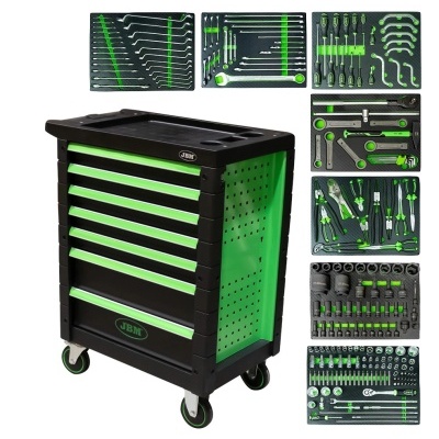 Carrinho de ferramentas verde e preto com gavetas e ferramentas organizadas em bandejas