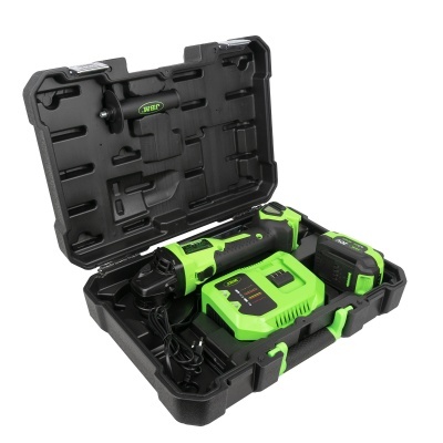 Estojo de ferramentas elétricas verdes e pretas aberto com bateria e carregador