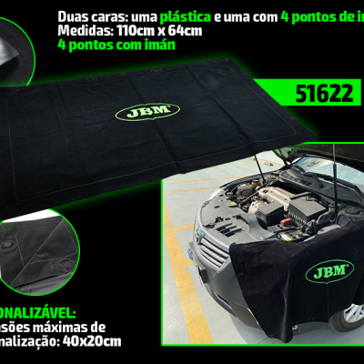 Protetor de para-lamas preto com logótipo JBM, usado numa viatura com o capot aberto.