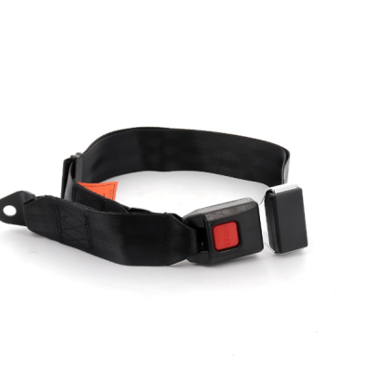 Cinto de segurança preto com fecho de pressão e botão vermelho