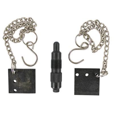 Conjunto de acessórios metálicos com correntes, ganchos e placas pretas.