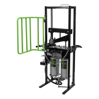 Maquina de prensa hidráulica industrial em metal preto com grade verde