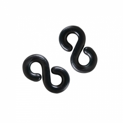 Duas argolas pretas em forma de S