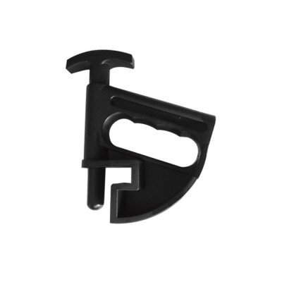 Dispositivo de plástico preto para aperto ou fixação sobre fundo branco