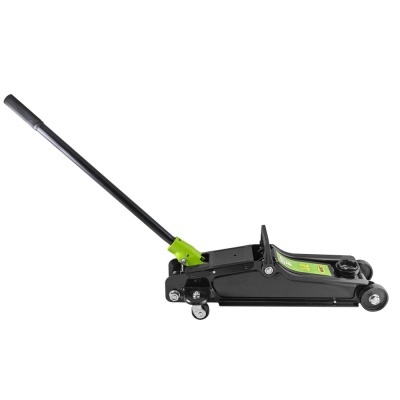 Macaco hidráulico automóvel preto com alavanca verde e rodas em fundo branco